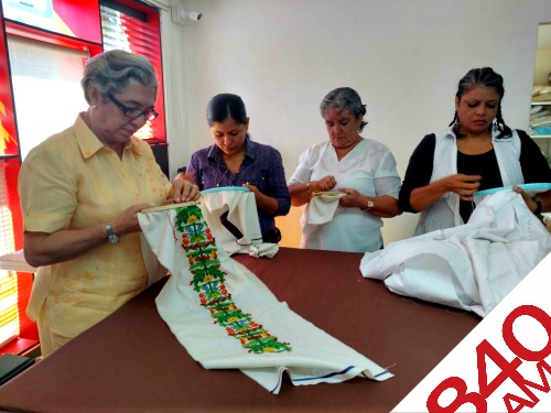 Las bordadoras de Cartago elaboran los vestidos del Papa Francisco